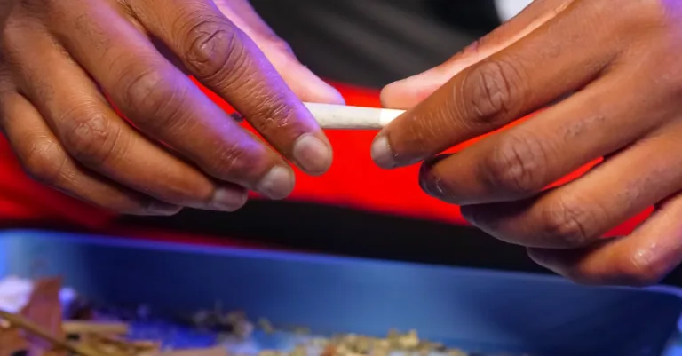 découvrez le style blunt cut, une coupe de cheveux droite et élégante qui apporte une allure moderne et soignée à votre coiffure.