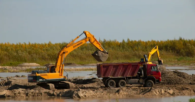 services de dragage professionnels pour l'entretien et la profondeur des voies navigables, ports et chantiers maritimes.