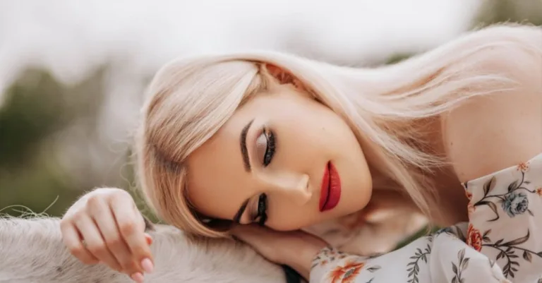 découvrez des astuces de maquillage spécialement pour les blondes aux yeux bleus afin de sublimer votre regard et révéler votre beauté naturelle.