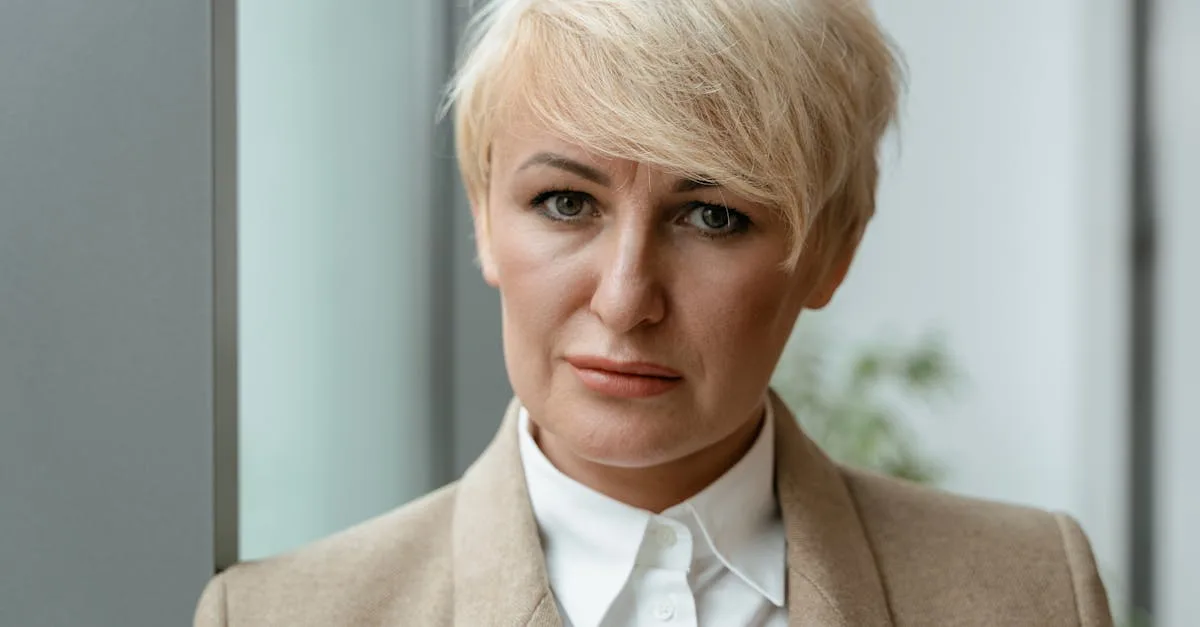 découvrez des coupes modernes de carré court parfaites pour les femmes de plus de 50 ans, alliant élégance et simplicité pour un look contemporain.