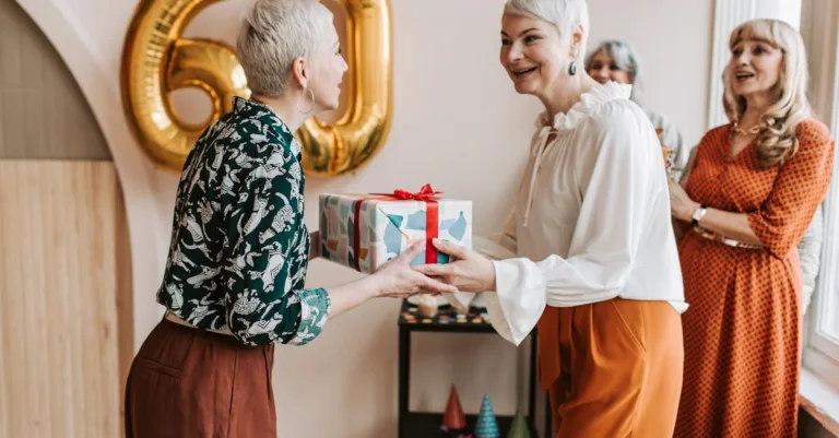 découvrez la coupe carré court moderne idéale pour les femmes de plus de 50 ans, alliant élégance et fraîcheur pour un style impeccable.