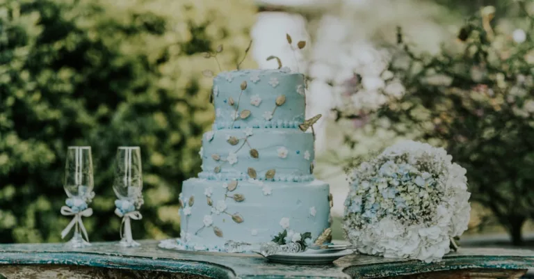 découvrez nos somptueux wedding cakes, des gâteaux de mariage élégants et délicieux, personnalisés pour rendre votre journée inoubliable.