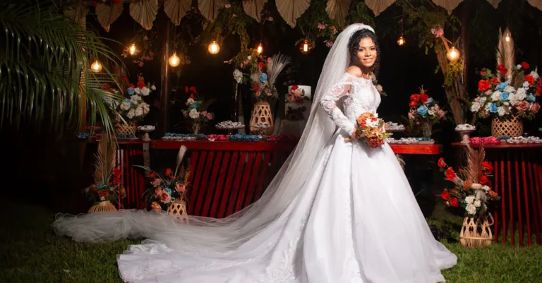 découvrez notre collection élégante de robes de mariée, conçues pour sublimer votre jour spécial avec style et raffinement.