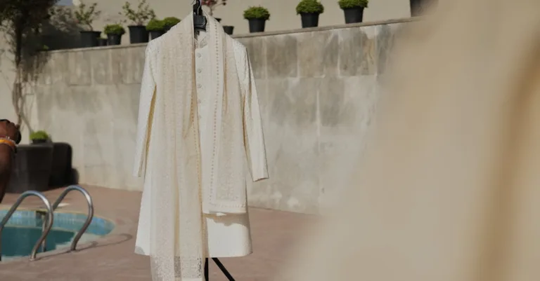 découvrez notre collection élégante de tenues de mariage pour un look parfait le grand jour.