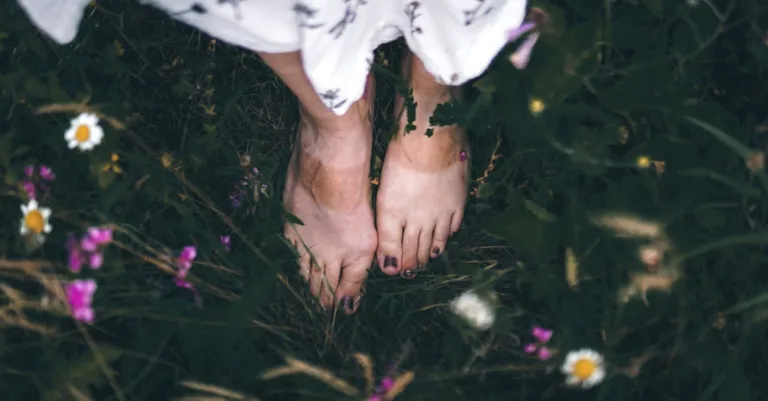 découvrez les causes courantes des taches blanches sur l'ongle d'orteil, leurs traitements et conseils pour garder des ongles en bonne santé.