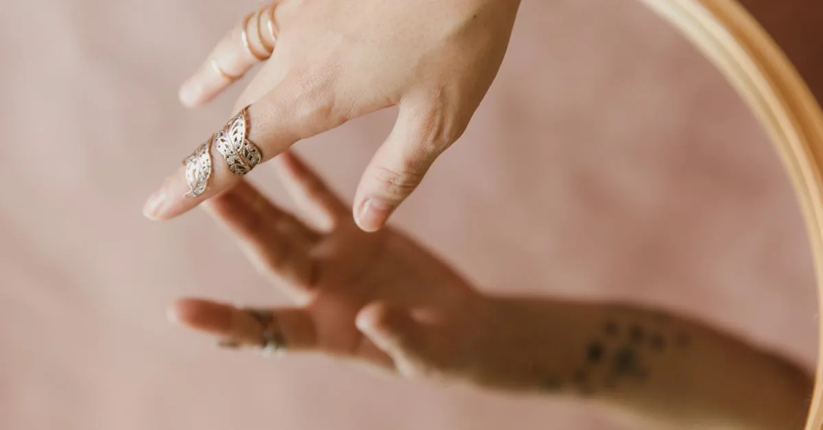 découvrez la signification de la bague de pouce, un bijou symbolique chargé d'histoire et de style unique.