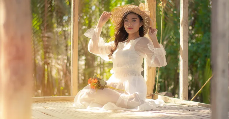 découvrez comment porter une robe fluide quand on est petite sans paraître tassée grâce à nos conseils mode adaptés.