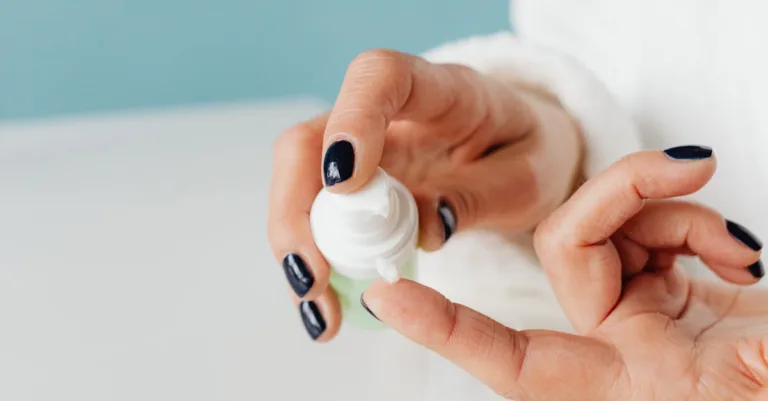 découvrez comment utiliser le rétinol efficacement pour améliorer la texture de votre peau, réduire les signes de l'âge et obtenir un teint éclatant.