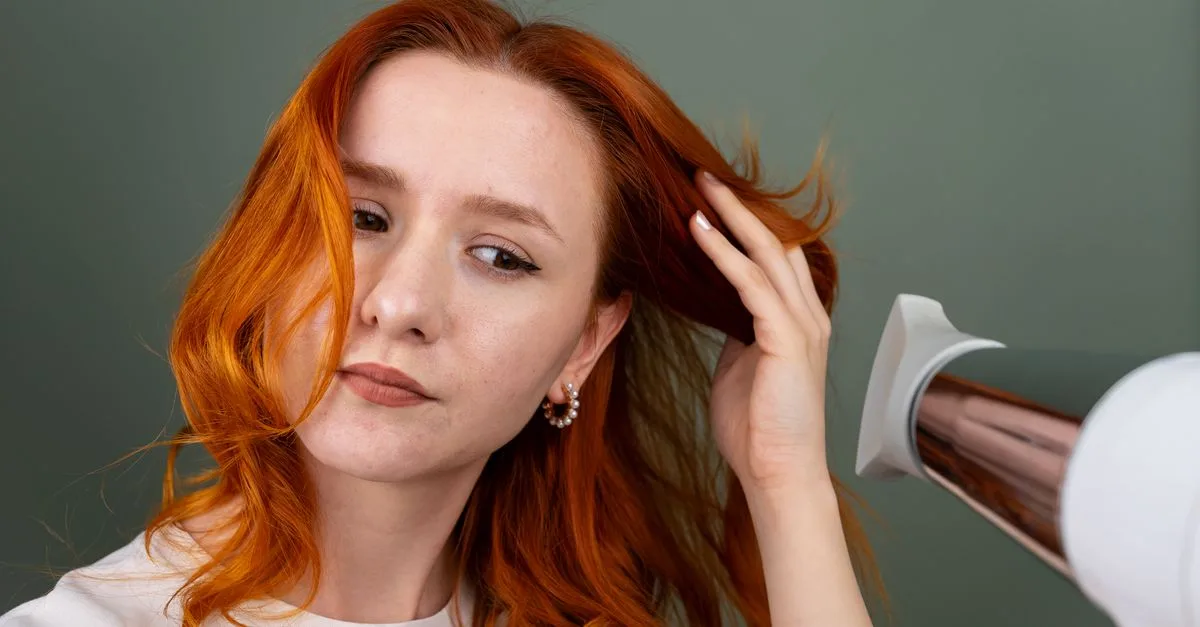 découvrez une routine capillaire complète pour cheveux secs et cassants, avec des conseils et produits adaptés pour nourrir, réparer et protéger vos cheveux au quotidien.