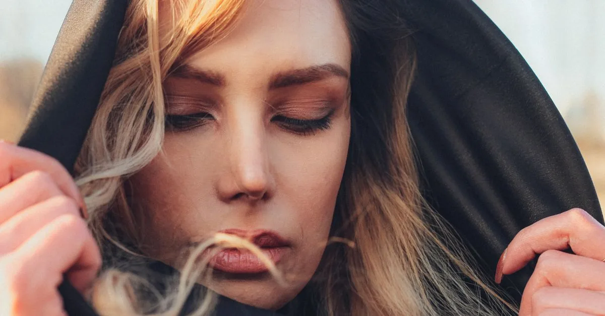 maquillage naturel longue tenue spécialement conçu pour les peaux grasses, offrant un fini mat et une tenue irréprochable toute la journée.