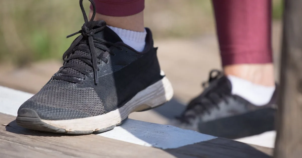 découvrez nos conseils efficaces pour prévenir les ampoules aux pieds causées par vos chaussures et profitez d'un confort optimal toute la journée.