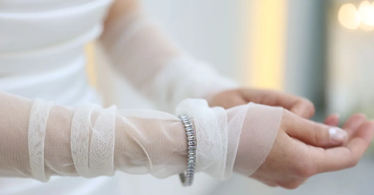 découvrez notre collection élégante de robes de mariée transparentes alliant délicatesse et modernité pour un look unique le jour de votre mariage.