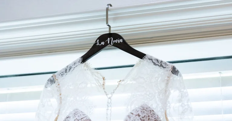découvrez notre sélection exclusive de robes de mariée alliant élégance, style et confort pour le jour le plus important de votre vie.