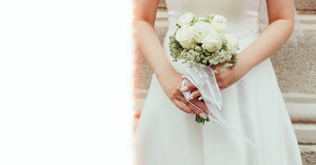 découvrez notre sélection de robes de mariée abordables alliant élégance et prix doux pour un jour inoubliable.