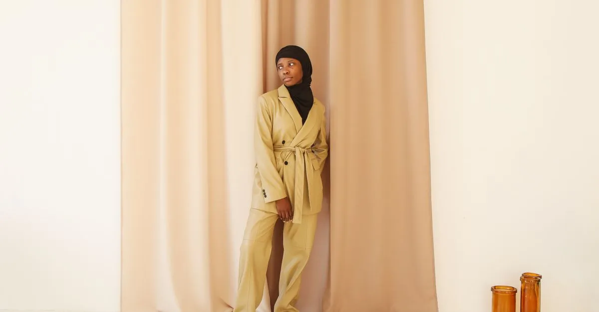 découvrez comment styliser un costume beige avec élégance pour toutes les occasions, grâce à nos conseils mode simples et tendance.