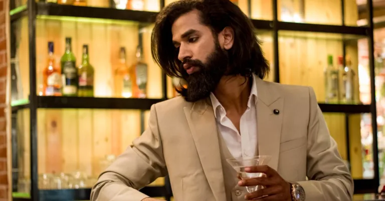 découvrez comment styliser un costume beige avec élégance et modernité grâce à nos conseils mode pratiques et tendances.