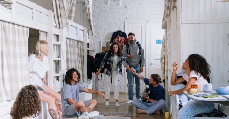 découvrez le coliving, une nouvelle façon de vivre en communauté où espace partagé rime avec convivialité et flexibilité. parfait pour les professionnels, étudiants et voyageurs à la recherche d'un habitat moderne et collaboratif.