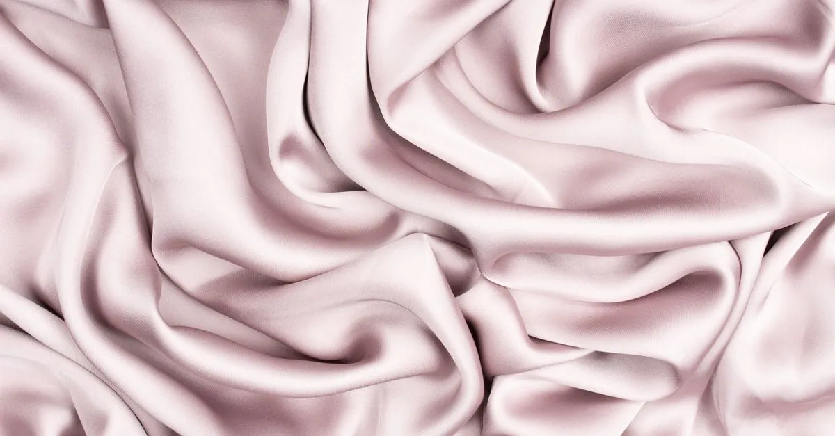 découvrez comment entretenir vos robes en satin pour éviter les plis et garder une allure impeccable toute la journée.
