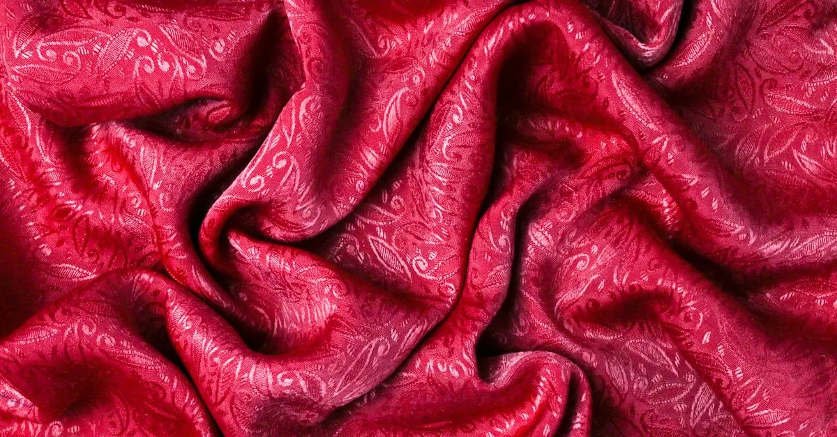 découvrez comment éviter et éliminer les plis sur vos robes en satin pour un look toujours impeccable et élégant.