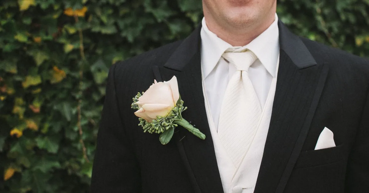 découvrez notre costume de mariage coupe slim fit, alliant élégance moderne et confort pour un jour inoubliable.