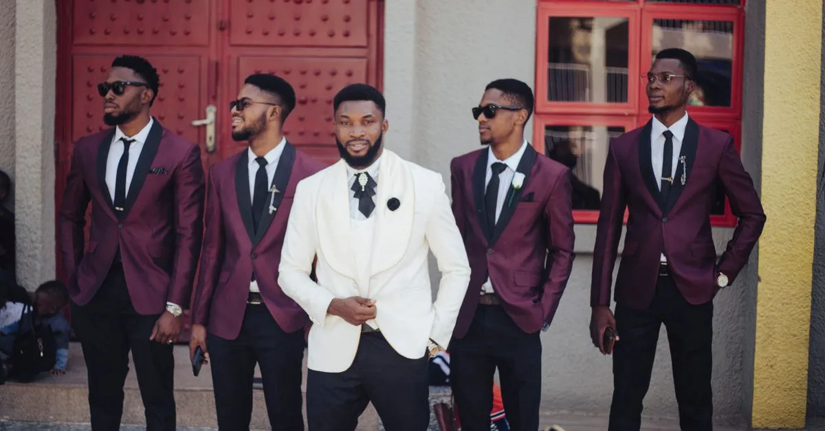 découvrez notre costume de mariage coupe slim, alliant élégance moderne et confort pour un jour inoubliable.