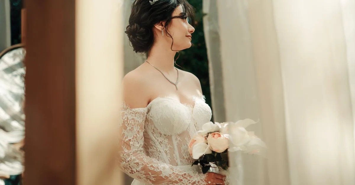 découvrez des robes de mariée spécialement conçues pour les poitrines généreuses, alliant confort et élégance pour un jour inoubliable.
