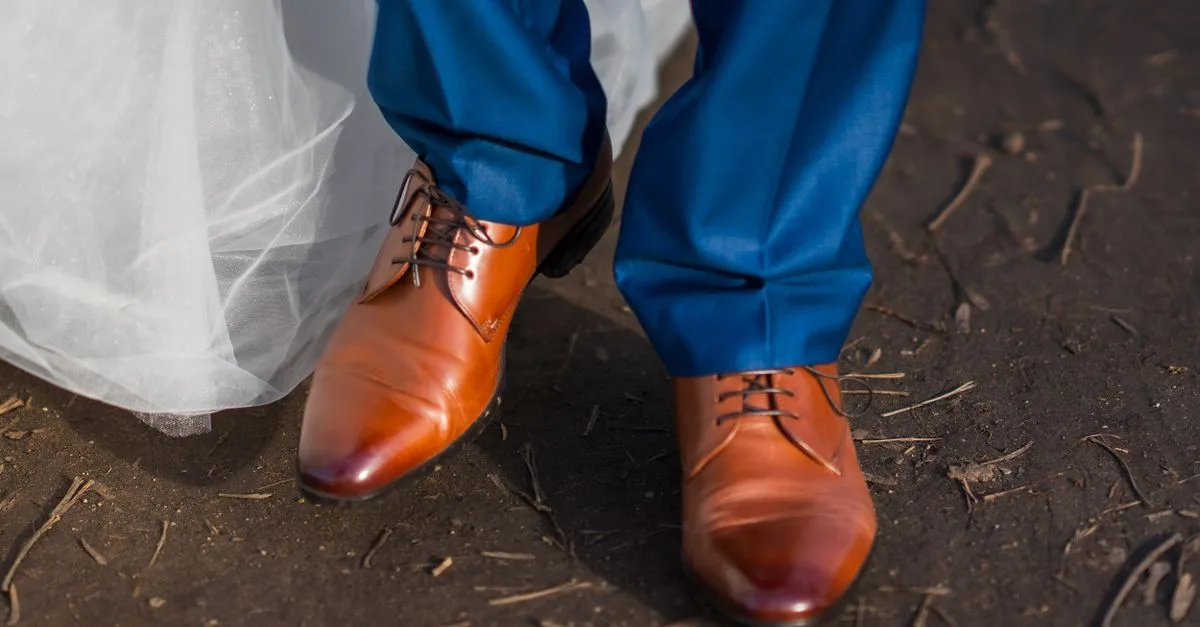 découvrez comment choisir la longueur parfaite pour votre pantalon de costume de mariage afin d'assurer élégance et confort le jour j.