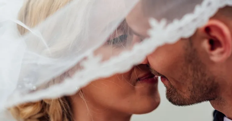 découvrez notre collection élégante de voiles de mariée, parfaits pour sublimer votre tenue de mariage avec grâce et raffinement.