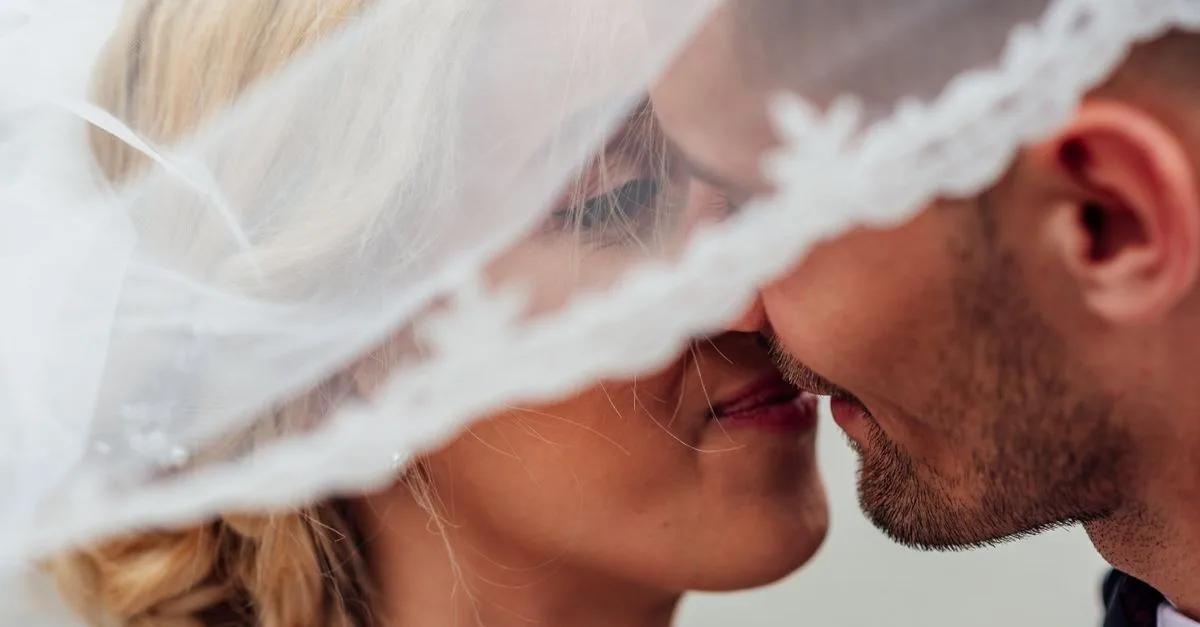 découvrez notre collection élégante de voiles de mariée, parfaits pour sublimer votre tenue de mariage avec grâce et raffinement.