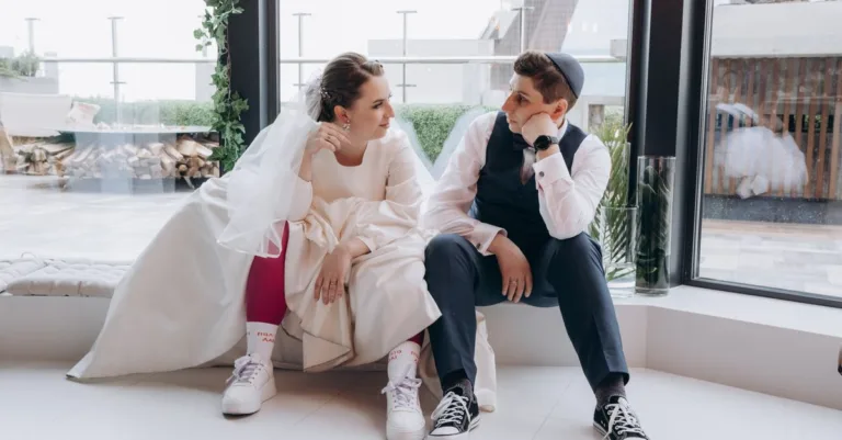 découvrez comment associer des baskets blanches à votre tenue de mariage pour un style à la fois élégant et décontracté, parfait pour célébrer ce jour unique avec confort et modernité.