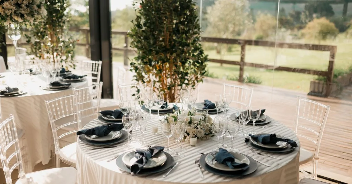 découvrez nos chemises de mariage blanches alliant élégance et transparence pour un style sophistiqué et moderne le jour de votre mariage.