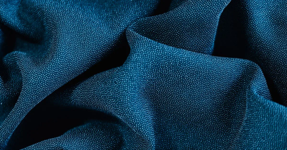 tissu infroissable offrant un confort optimal et un entretien facile pour un style impeccable tout au long de la journée.