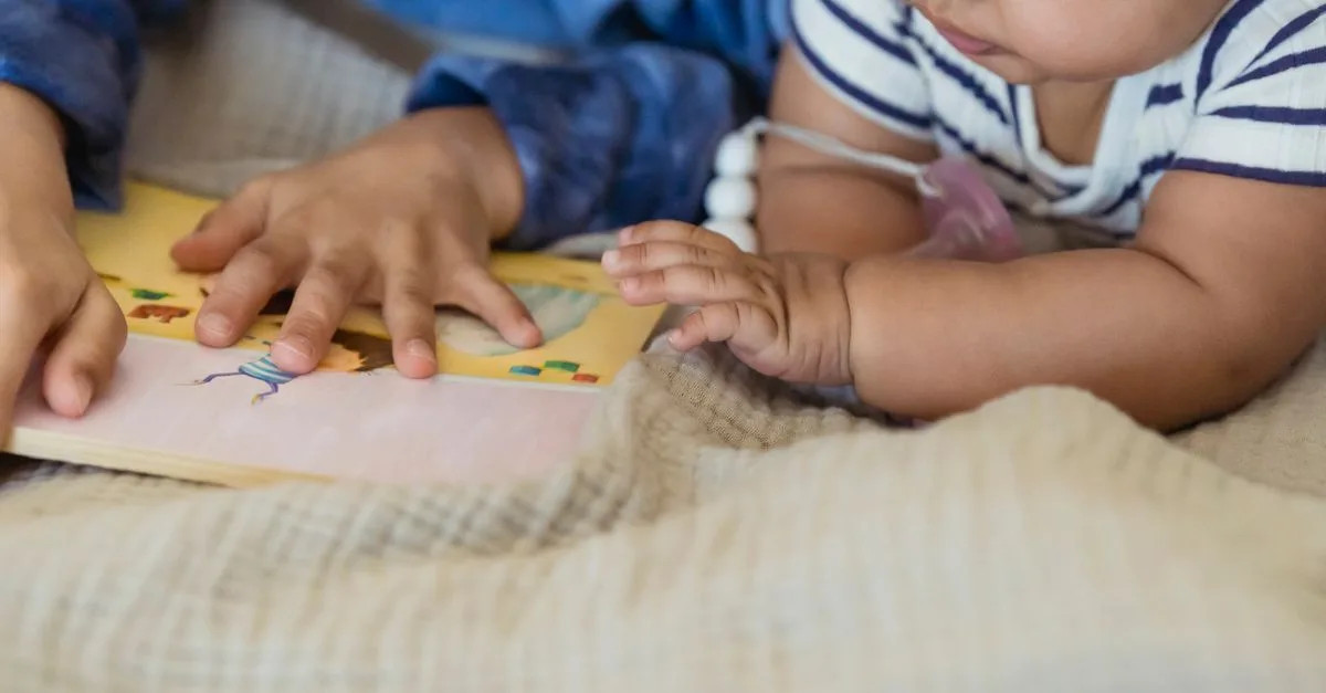 découvrez les clés de l'apprentissage précoce de la lecture pour favoriser le développement du langage et des compétences essentielles chez les jeunes enfants.