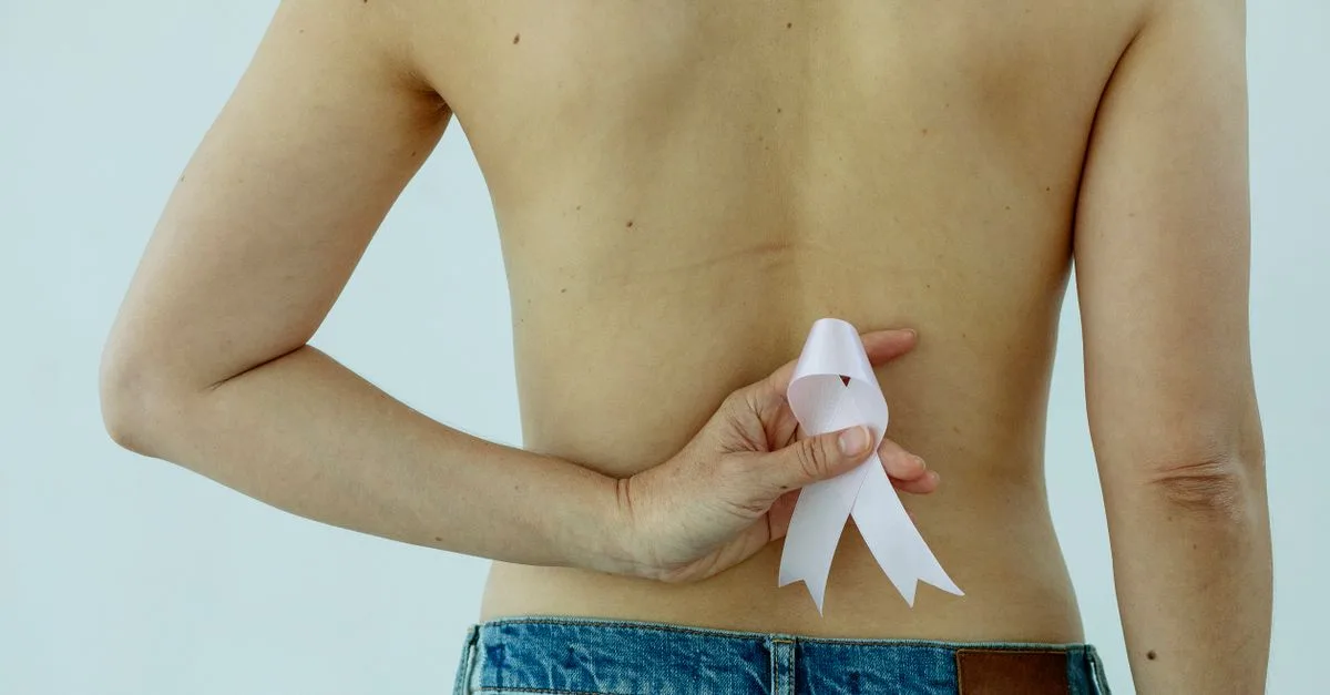 découvrez les causes courantes des démangeaisons des seins, leurs symptômes et les solutions efficaces pour soulager l'inconfort.