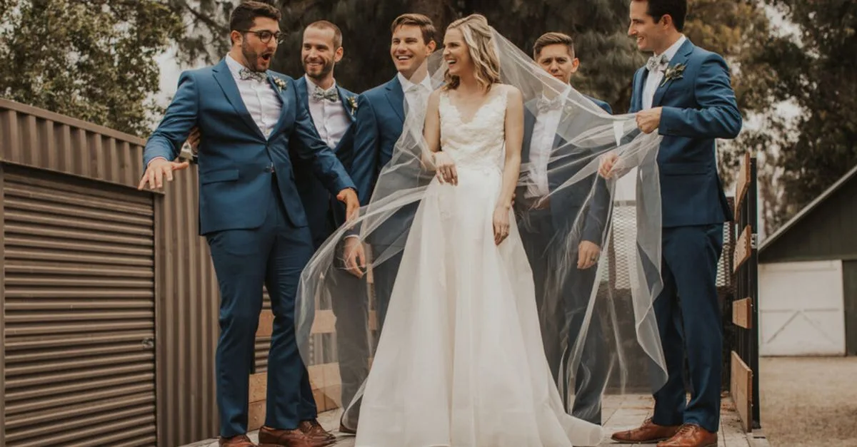 découvrez pourquoi les costumes bleu clair pâlissent dans les photos de mariage et comment préserver la beauté de vos souvenirs.