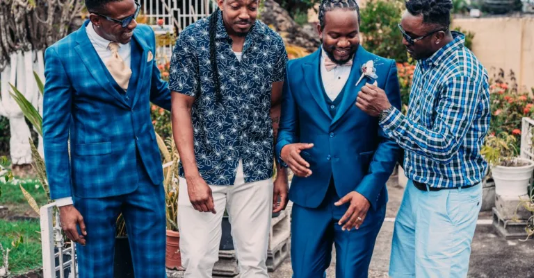 découvrez comment les costumes bleu clair peuvent paraître estompés dans les photos de mariage et apprendre à préserver leur éclat pour des souvenirs inoubliables.