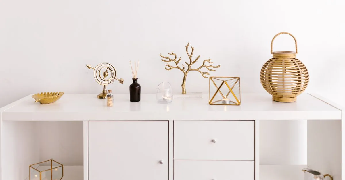 découvrez des astuces de décoration et de rangement minimalistes pour créer un espace épuré, fonctionnel et élégant.