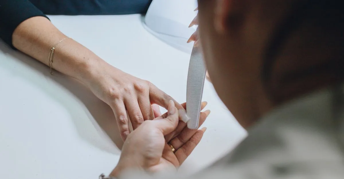 découvrez les techniques professionnelles d'extension d'ongles pour sublimer vos mains avec des résultats durables et élégants.