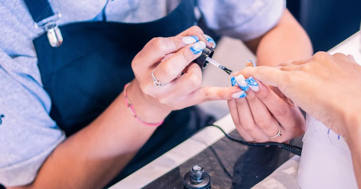 réparation de la matrice de l'ongle : techniques et soins pour restaurer la croissance saine de vos ongles.