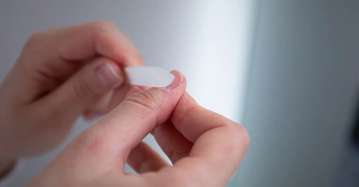 réparation de la matrice de l'ongle : techniques et soins pour restaurer la santé et la croissance naturelle de vos ongles abîmés.