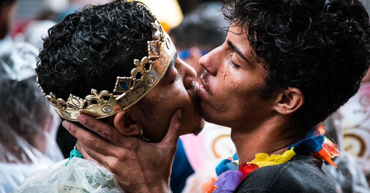découvrez la signification et les origines du terme 'rainbow kiss', une expression souvent utilisée dans le langage intime et romantique.