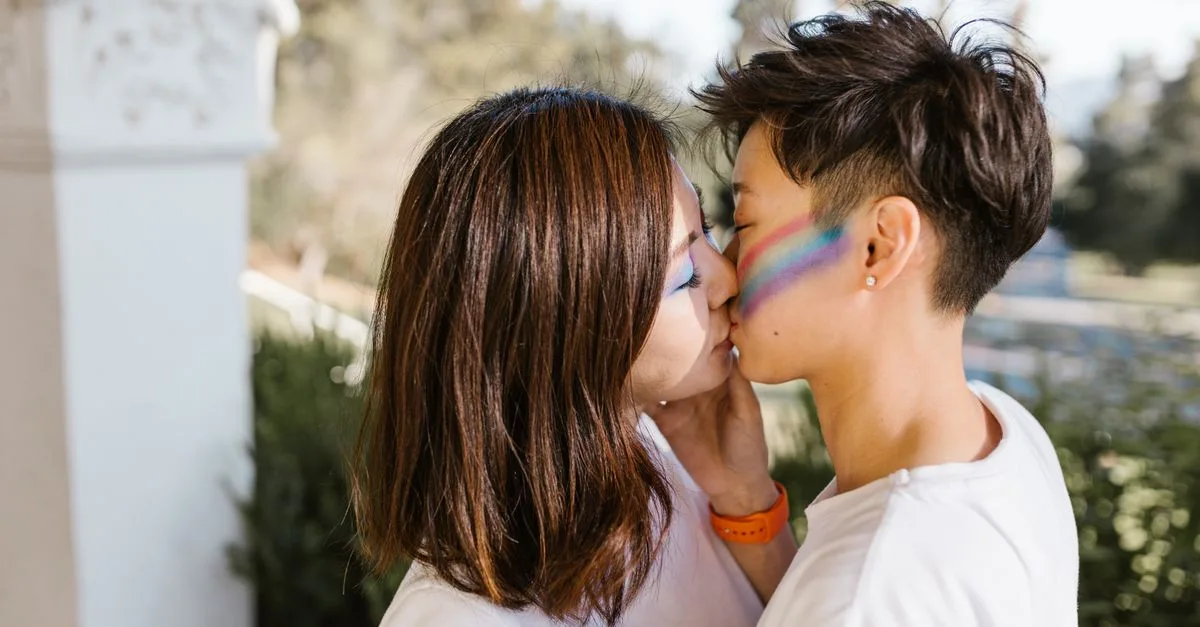 découvrez la signification et les origines du terme 'rainbow kiss', une expression souvent utilisée dans le contexte des relations intimes et de la culture populaire.