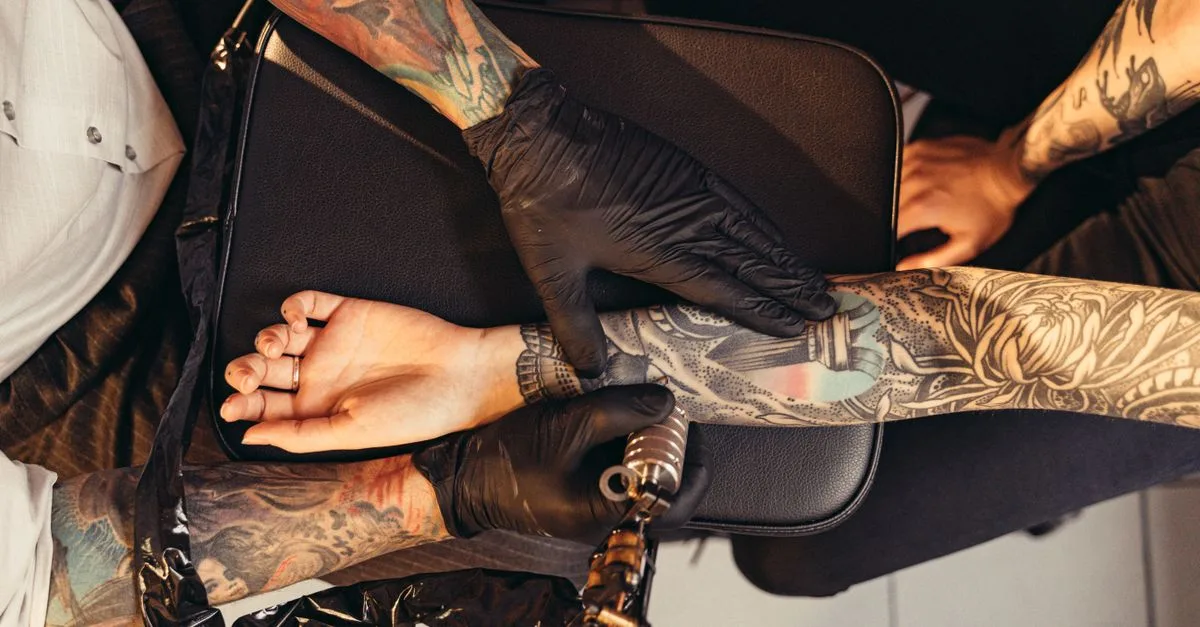 découvrez comment les tatouages évoluent avec le temps et apprenez à préserver la beauté de votre encre malgré le vieillissement de la peau.