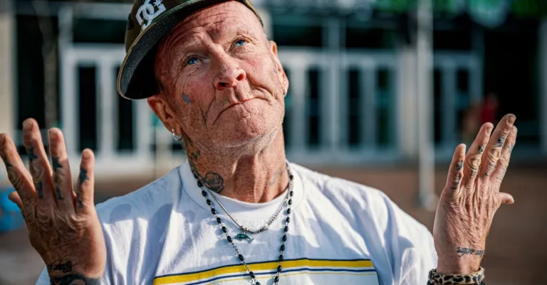 découvrez comment les tatouages évoluent avec le temps et apprenez à préserver leur éclat malgré le vieillissement de la peau.