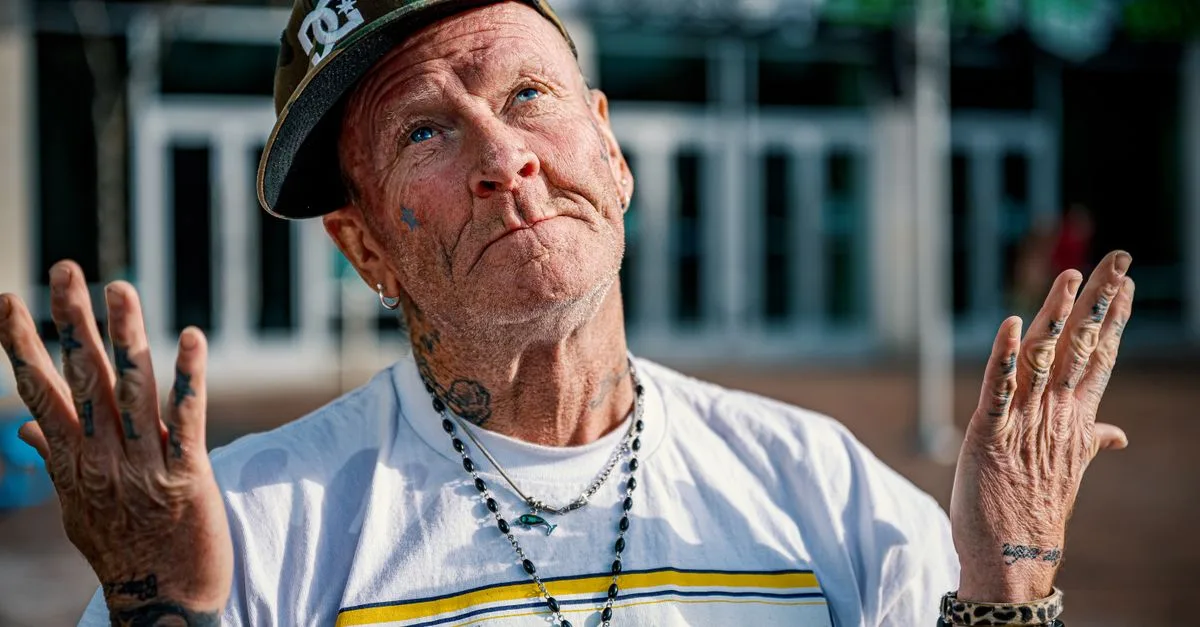 découvrez comment les tatouages évoluent avec le temps et apprenez à préserver leur éclat malgré le vieillissement de la peau.