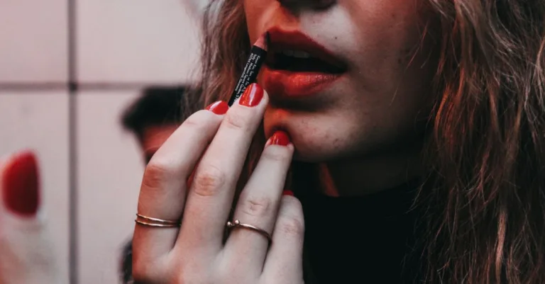 découvrez les meilleurs conseils mode et beauté pour sublimer votre style et révéler votre éclat naturel au quotidien.