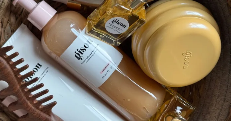 découvrez nos conseils et produits innovants pour des soins capillaires adaptés à tous les types de cheveux, pour une chevelure saine et éclatante.