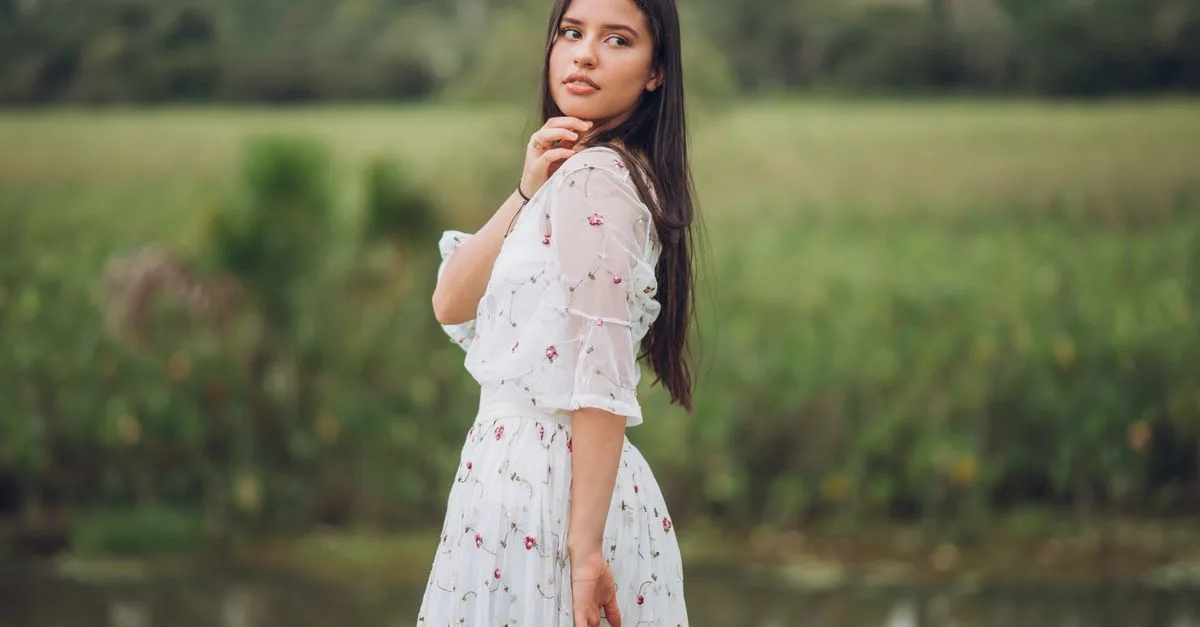 découvrez des tenues romantiques élégantes et raffinées pour toutes vos occasions spéciales. inspirez-vous de nos looks doux et séduisants pour éveiller la romance dans votre style.